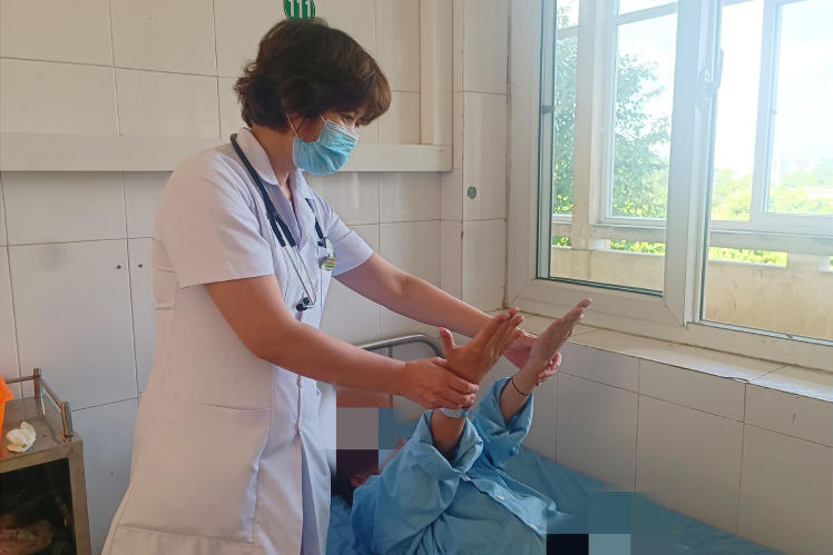 Bác sĩ khám vận động cho cô gái trẻ 19 tuổi sau 5 ngày điều trị theo phác đồ..