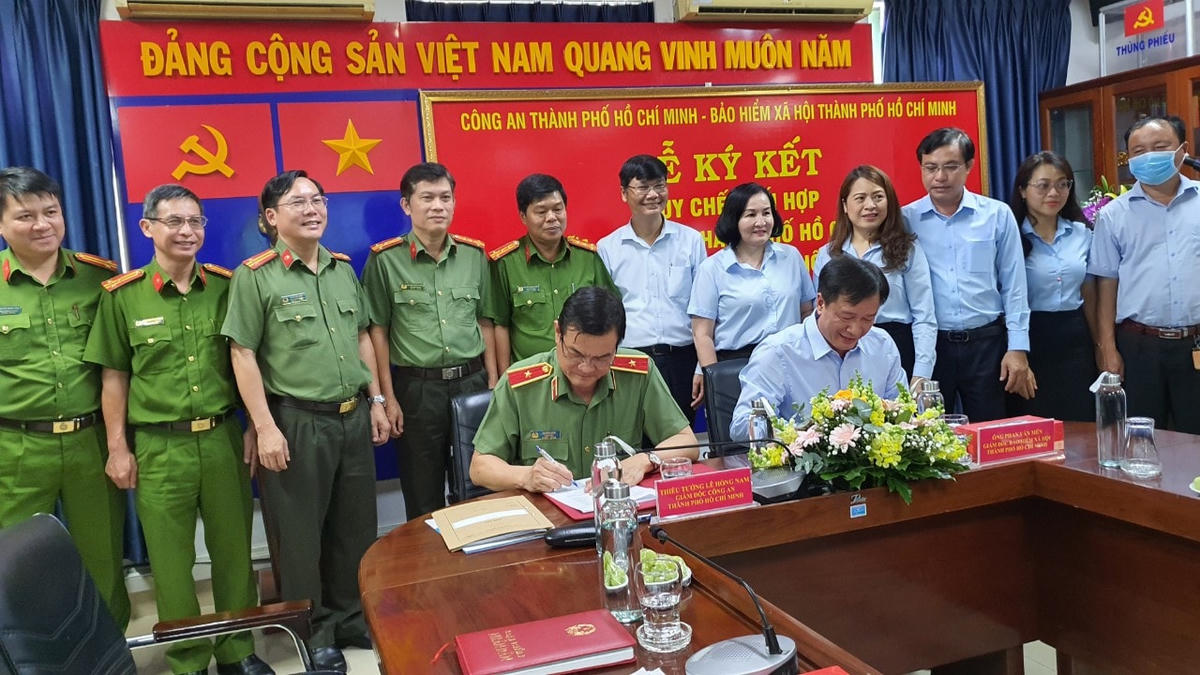 Thiếu tướng Lê Hồng Nam, Giám đốc Công an TP HCM và Giám đốc BHXH TP HCM - Phan Văn Mến ký Quy chế phối hợp. (Ảnh: Thanh Bình).
