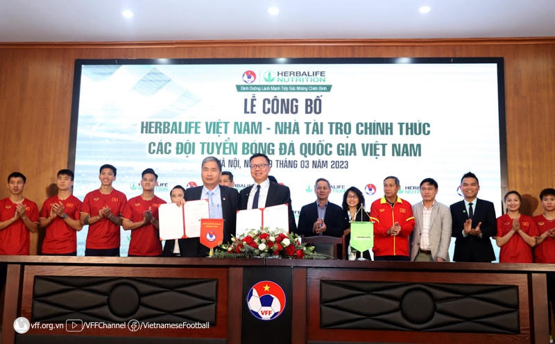 Ông Dương Nghiệp Khôi – Tổng Thư ký LĐBĐVN cùng ông Vũ Văn Thắng – Tổng giám đốc Herbalife thực hiện ký kết hợp tác 