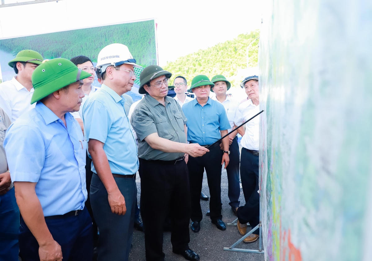 Trước đó, Thủ tướng Chính phủ cùng đoàn công tác đã đến kiểm tra Dự án Hồ chứa nước Bản Mồng.