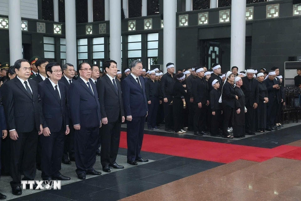 Tổng Bí thư Tô Lâm cùng các đồng chí Lãnh đạo, nguyên Lãnh đạo Đảng, Nhà nước dự Lễ truy điệu nguyên Chủ tịch nước Trần Đức Lương. (Ảnh: TTXVN)