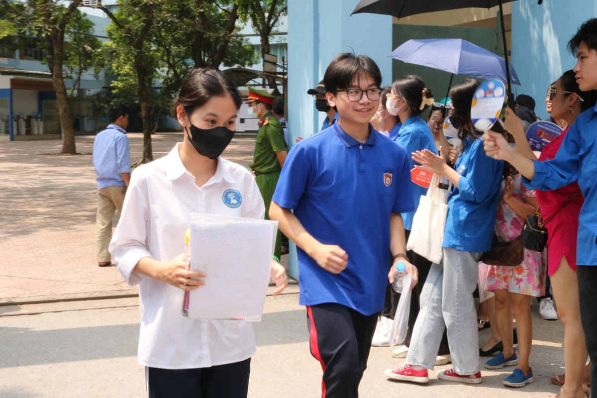 Thí sinh hoàn thành bài thi môn Ngữ văn vào lớp 10 THPT công lập.