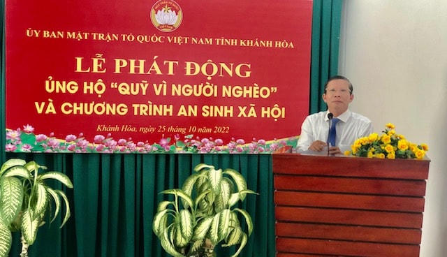 Ông Trần Ngọc Thanh, Chủ tịch Mặt trận tỉnh Khánh Hòa phát động ủng hộ quỹ Vì người nghèo tại buổi lễ.