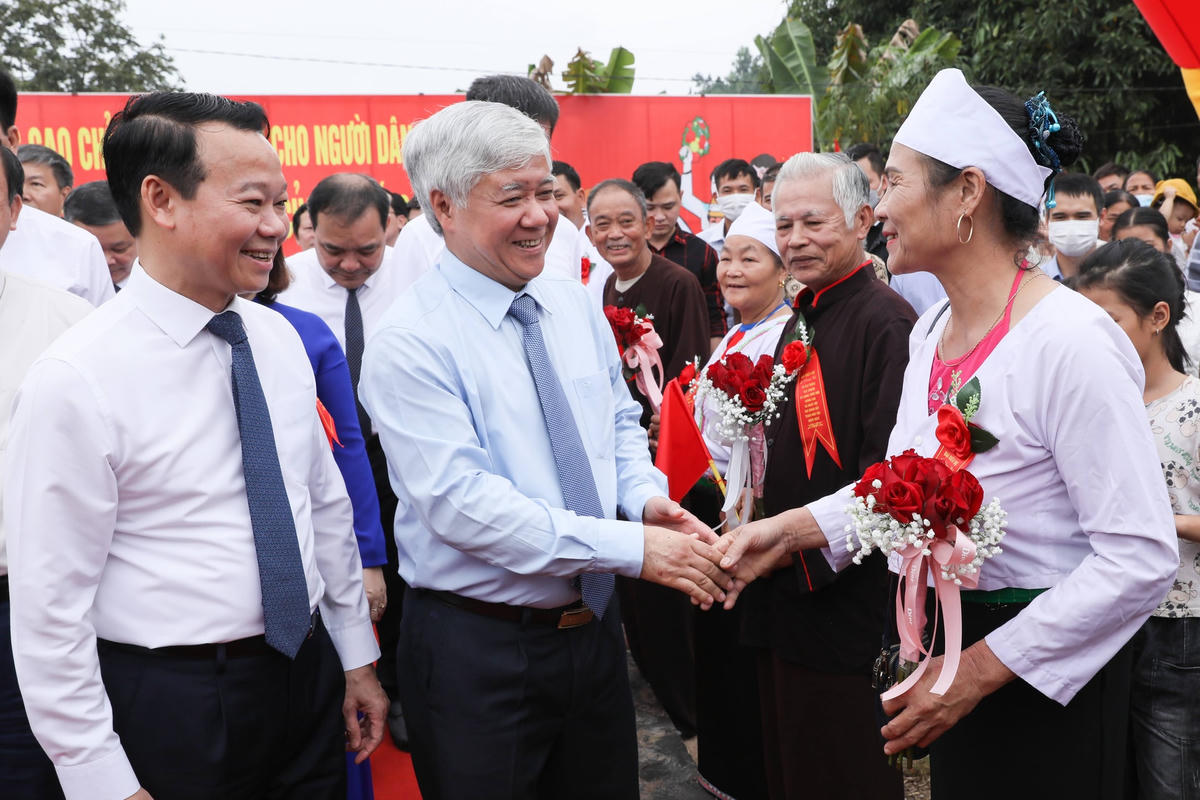 Bí thư Trung ương Đảng, Chủ tịch UBTƯ MTTQ Việt Nam Đỗ Văn Chiến dự Lễ công bố xã Quy Mông, huyện Trấn Yên, tỉnh Yên Bái đạt chuẩn nông thôn mới nâng cao và chung vui Ngày hội Đại đoàn kết với đồng bào các dân tộc xã Quy Mông. Ảnh: Quang Vinh.