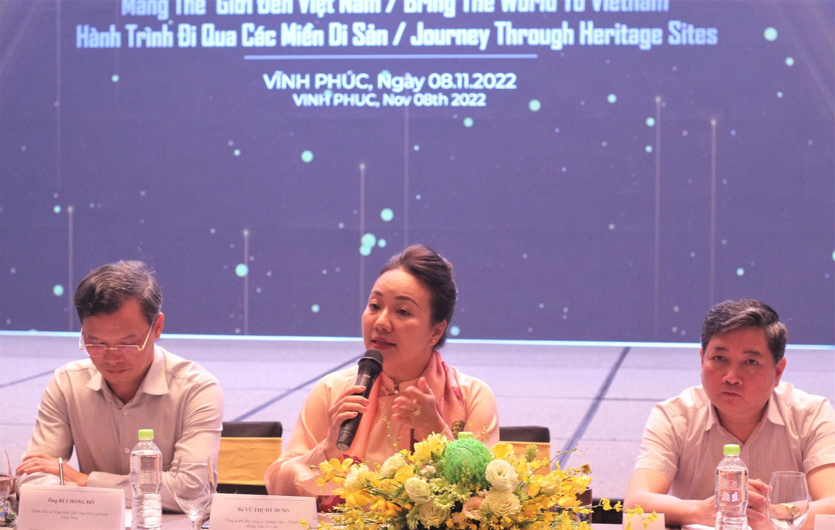 Tổng Giám đốc Công ty TNHH Quảng cáo và Truyền thông Tấm và Cám Vũ Thị Mỹ Dung (giữa)) chia sẻ tại buổi họp báo.