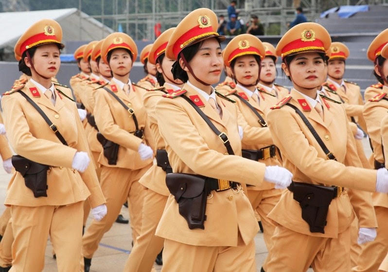 Nữ cảnh sát giao thông xinh đẹp, rạng ngời trong buổi luyện tập.