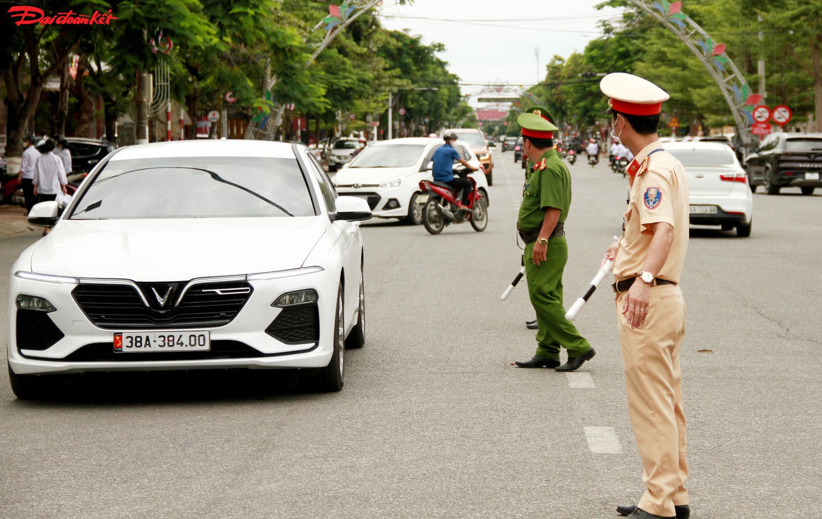Lực lượng công an TP Hà Tĩnh thực hiện công tác phân luồng giao thông sau buổi thi. 