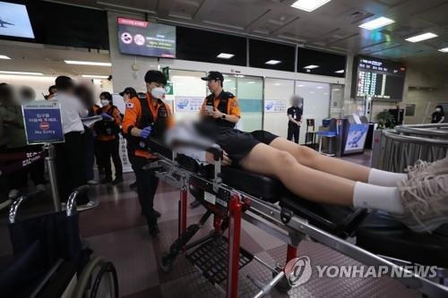 Một học sinh được chuyển đến bệnh viện do khó thở sau vụ việc. Ảnh: Yonhap.