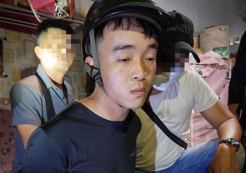 Lê Phú Cao bị cảnh sát hình sự khống chế, bắt giữ. Ảnh: Công an Đà Nẵng.