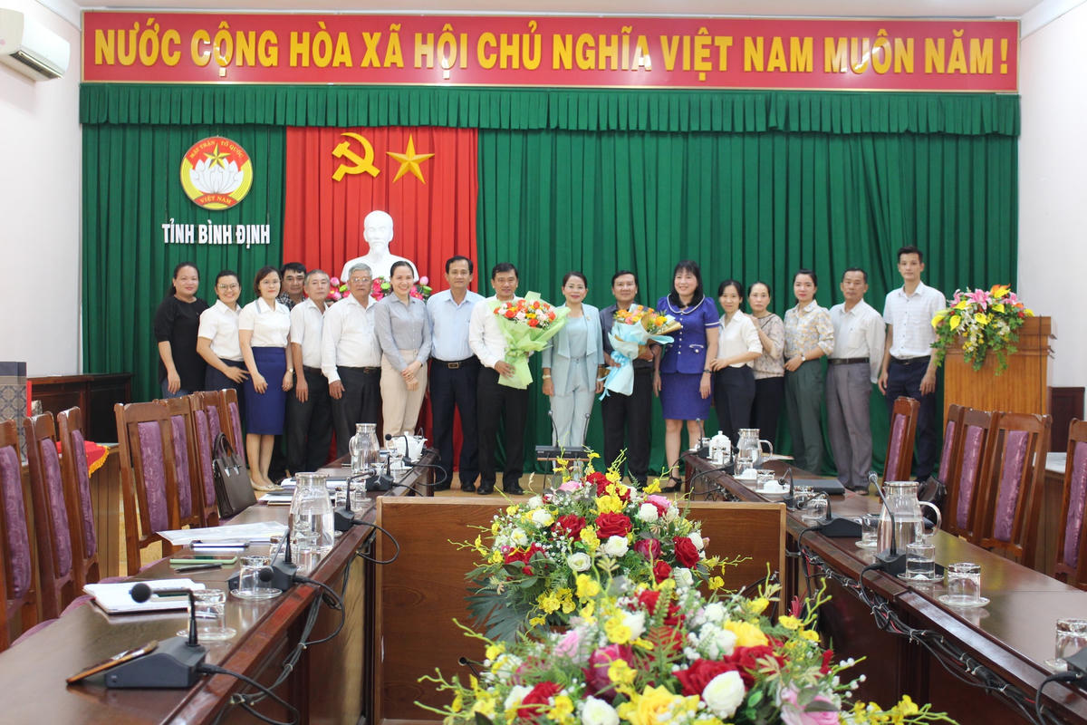 Cán bô Ủy ban MTTQ Việt Nam tỉnh Bình Định, chụp hình lưu niệm cùng ông Nguyễn Xuân Vĩnh và ông Phạm Văn Nam. 