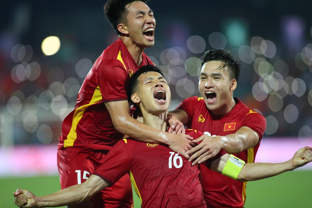 Hùng Dũng ăn mừng đầy cảm xúc với các đồng đội.