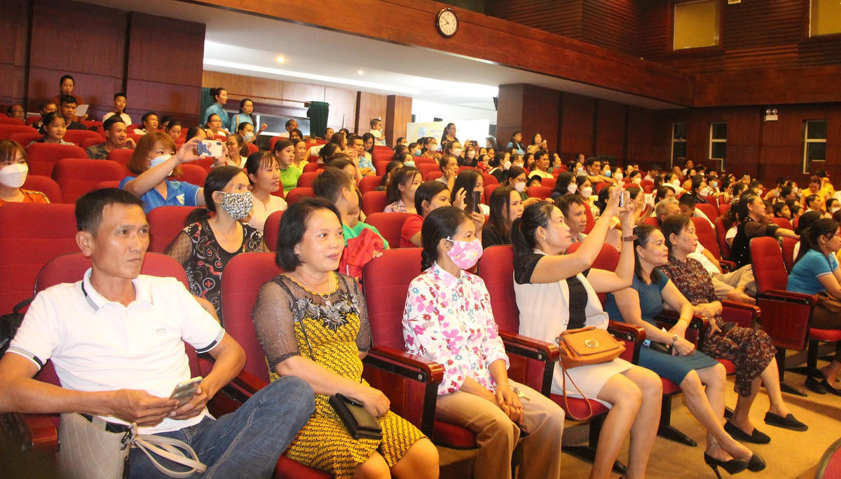 Rất đông người dân đến xem Liên hoan hát ru, hát dân ca.