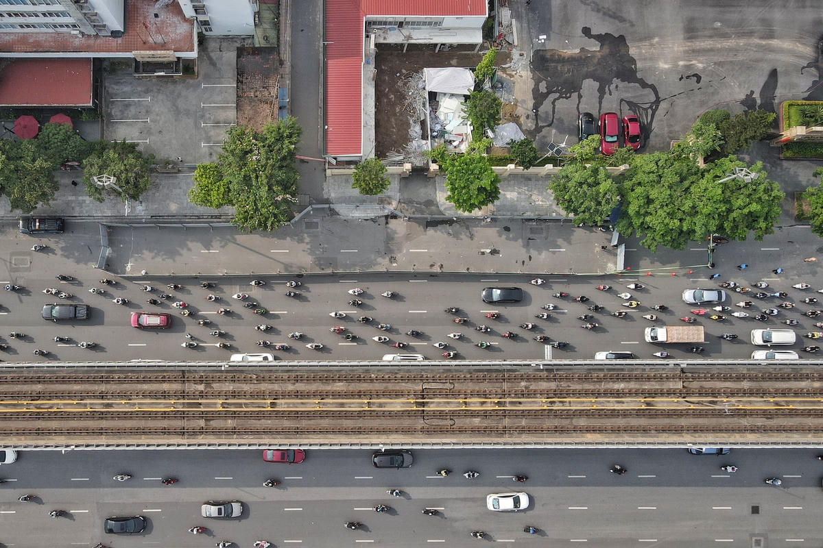 Dựng 'lô cốt' trên đường Nguyễn Trãi, các phương tiện di chuyển thế nào?