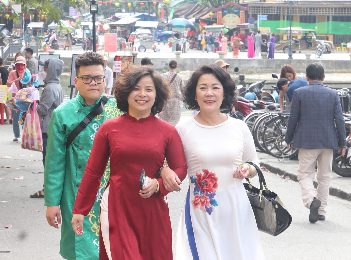 Du khách  đidu xuân trên đường Bạch Đằng, TP Hội An.