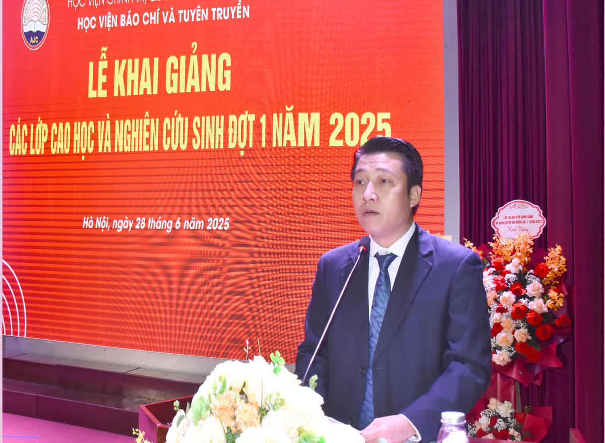 NCS Nguyễn Văn Dũng, lớp Báo chí học K31.1, Phó Tổng Biên tập Báo Đại đoàn kết phát biểu tại Lễ Khai giảng.