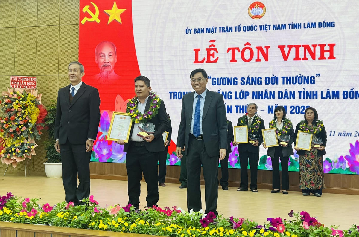 Ông Võ Văn Thiện - Ủy viên UBTƯ MTTQ Việt Nam, Trưởng Ban Công tác phía Nam - UBTƯ MTTQ Việt Nam và Phó Chủ tịch UBND tỉnh Lâm Đồng Võ Ngọc Hiệp trao tặng biểu trưng và hoa tôn vinh gương sáng.