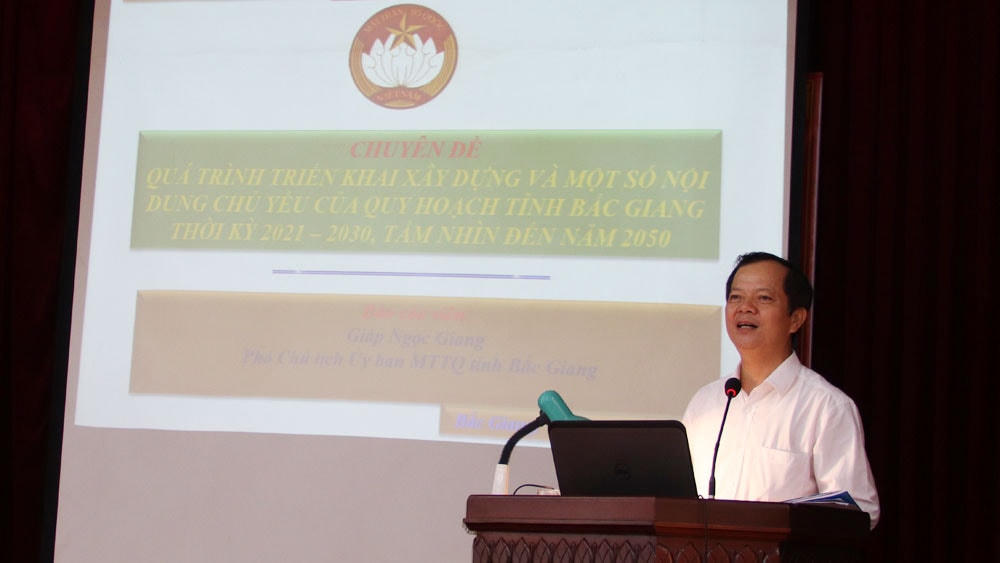 Ông Giáp Ngọc Giang, Phó Chủ tịch Ủy ban MTTQ Việt Nam tỉnh Bắc Giang truyền đạt một số nội dung chủ yếu của quy hoạch tỉnh Bắc Giang thời kỳ 2021-2030, tầm nhìn đến năm 2050.