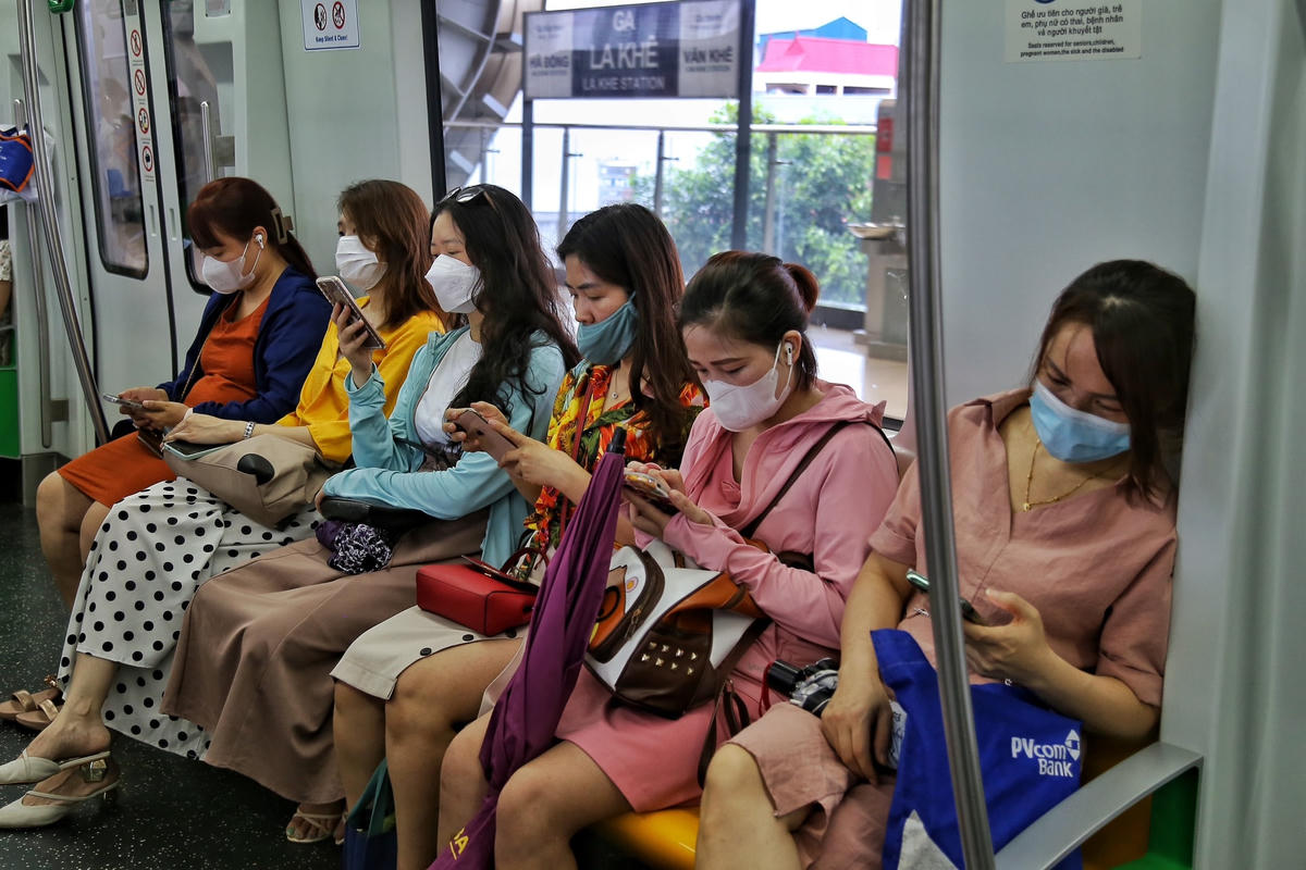 Thay vì sử dụng xe cá nhân nhiều người đã thay đổi thói quen chuyển sang sử dụng các phương tiện công cộng.