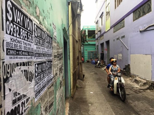 Quảng cáo cho vay tiền dán ở khu nhà trọ công nhân.