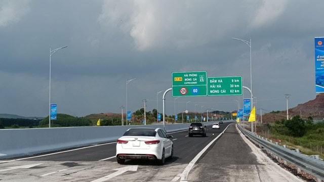 Việc đưa vào sử dụng tuyến cao tốc Vân Đồn - Móng Cái đã tạo nên lợi thế giao thông đặc biệt góp phần thu hút du khách đến với Móng Cái.