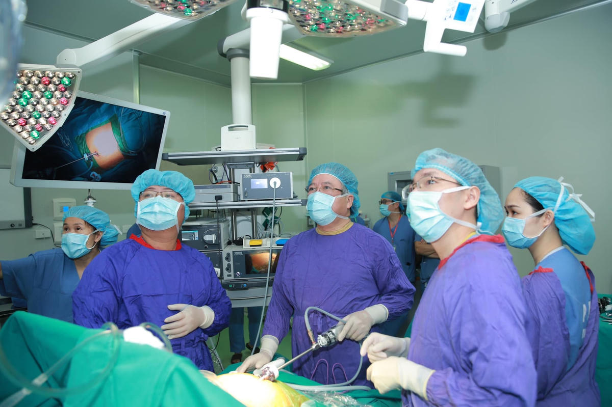 Phẫu thuật điều trị cho bệnh nhân béo phì tại Bệnh viện Việt Đức. Ảnh: BVCC.