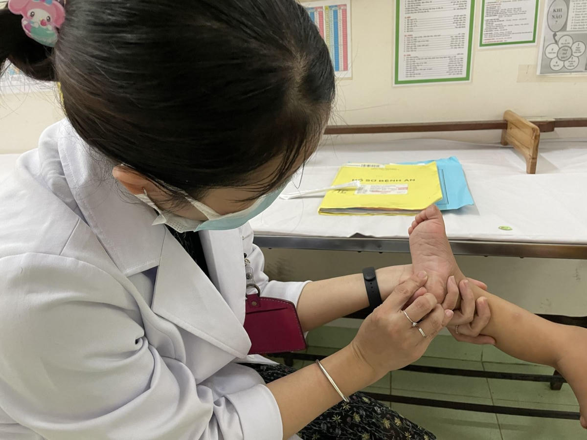 Mỗi ngày khoa Nhiễm Bệnh viện Nhi Đồng 2 điều trị 20 - 30 trẻ bị tay chân miệng. Ảnh: TTXVN.