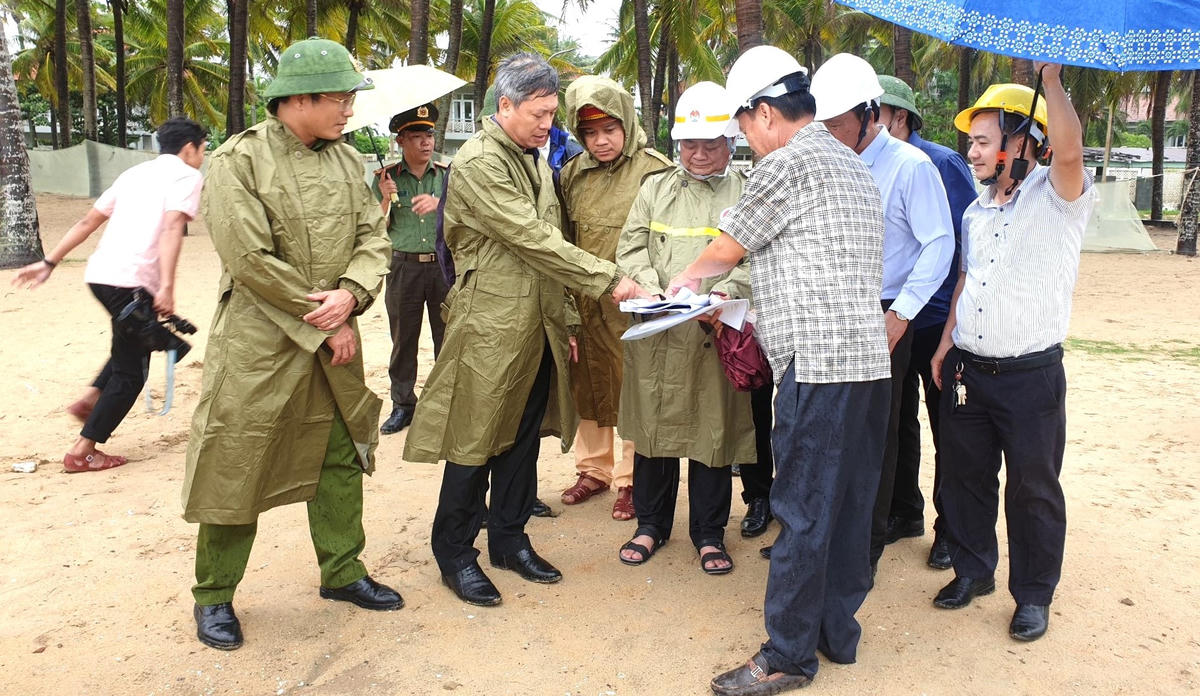 Bộ Trưởng Bộ NNPTNT Lê Minh Hoan nghe báo cáo về bờ biển Cửa Đại.