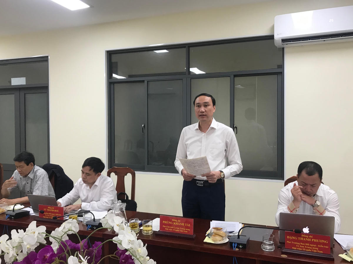 Phó Chủ tịch Phùng Khánh tài trao đổi tại buổi làm việc.
