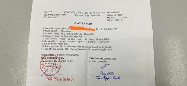 Giấy ra viện giả. Ảnh: Mạnh Khánh/TTXVN.