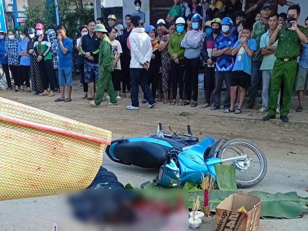 Người dân chứng kiến đau lòng trước sự ra đi của nữ sinh lớp 10.
