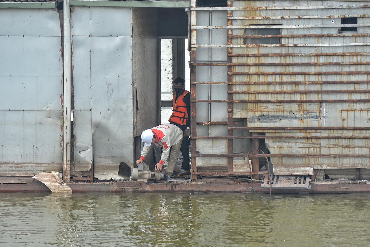Theo ông Tuấn, trong quá trình thực hiện cũng gặp rất nhiều khó khăn. Ví dụ việc di dời các chủ phương tiện không hợp tác với UBND phường. Ngoài ra, về mặt hồ sơ thiết kế và tải trọng, kích thước của du thuyền cũng rất lớn. Do vậy, UBND phường vẫn đang liên hệ với đăng kiểm để xin toàn bộ thiết kế để lập phương án tháo dỡ một cách chi tiết, đảm bảo an toàn tuyệt đối trong quá trình tổ chức tháo dỡ, di dời ra khỏi hồ Tây