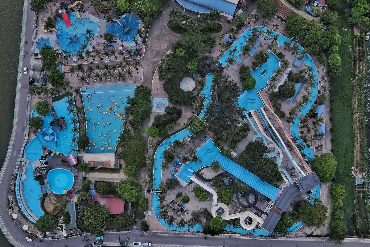 Theo vị lãnh đạo công viên nước Hồ Tây, những ngày này thời tiết Hà Nội khá oi bức nên ngày hôm nay tại công viên nước Hồ Tây có khoảng 7-8.000 người đến để giải nhiệt. Đặc biệt, thời điểm này các em học sinh đang được nghỉ hè nên lượng đến công viên rất đông.