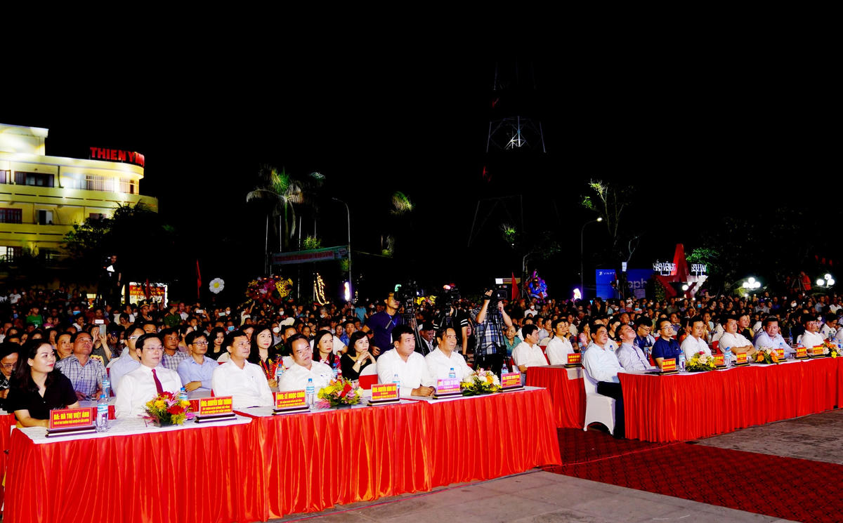 Các đại biểu tham dự lễ hội khai trương du lịch huyện Cẩm Xuyên năm 2023.