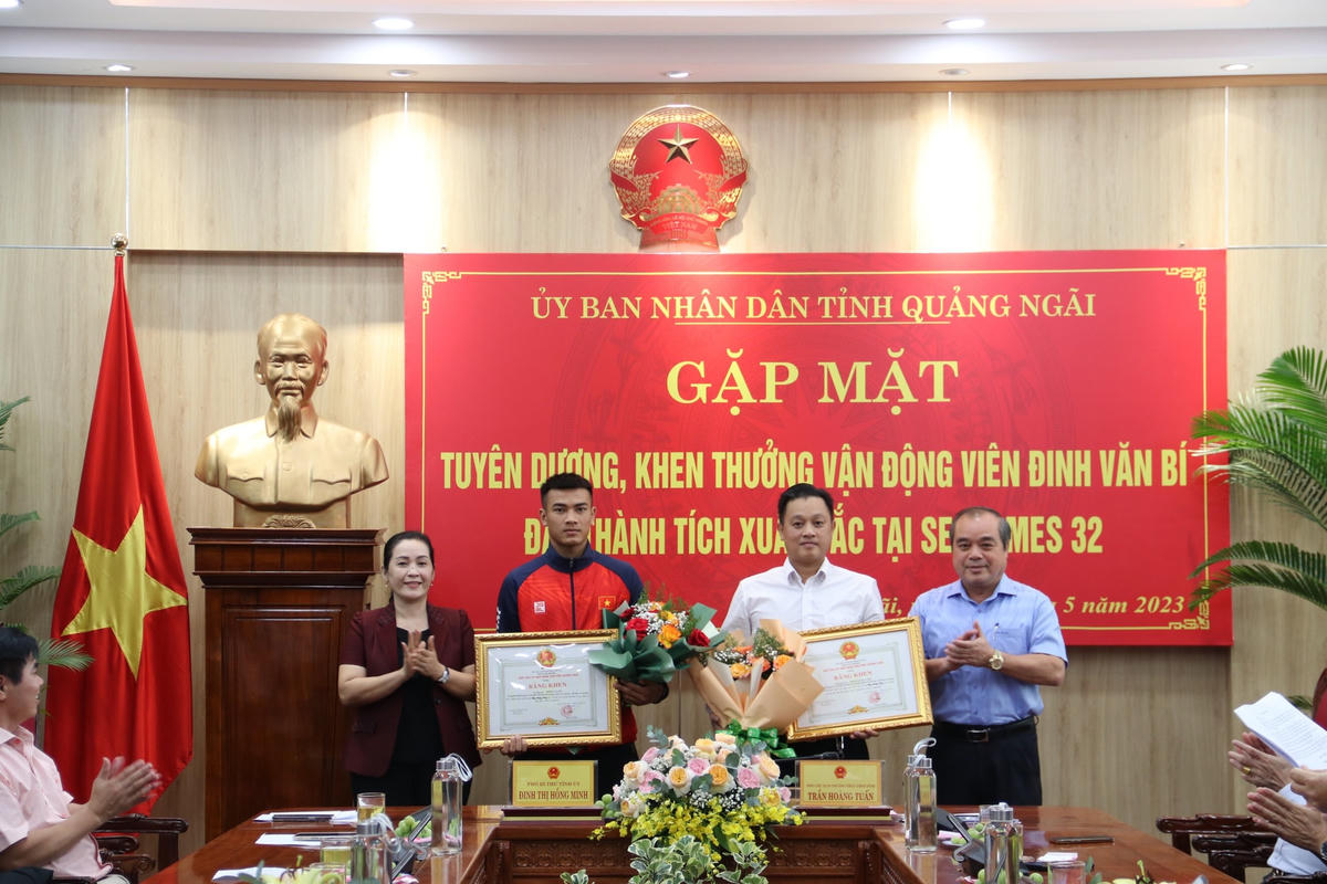 UBND tỉnh Quảng Ngãi tặng bằng khen cho huấn luyện viên Phạm Quốc Anh và VĐV Đinh Văn Bí. 