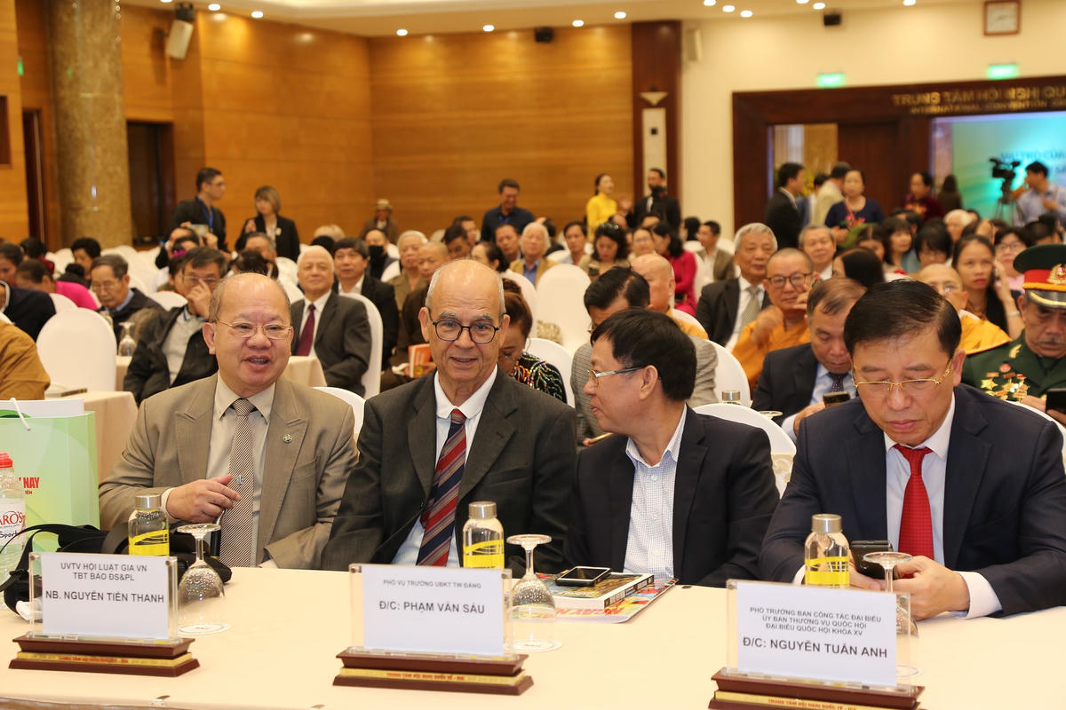 Ông Nguyễn Xuân Thắng, Chủ tịch Liên hiệp các Hội UNESCO Việt Nam (VFUA) trao đổi cùng ông Geogre Christophides, Chủ tịch Danh dự của Liên hiệp các hội UNESCO Thế giới (WFUCA) và các đại biểu.