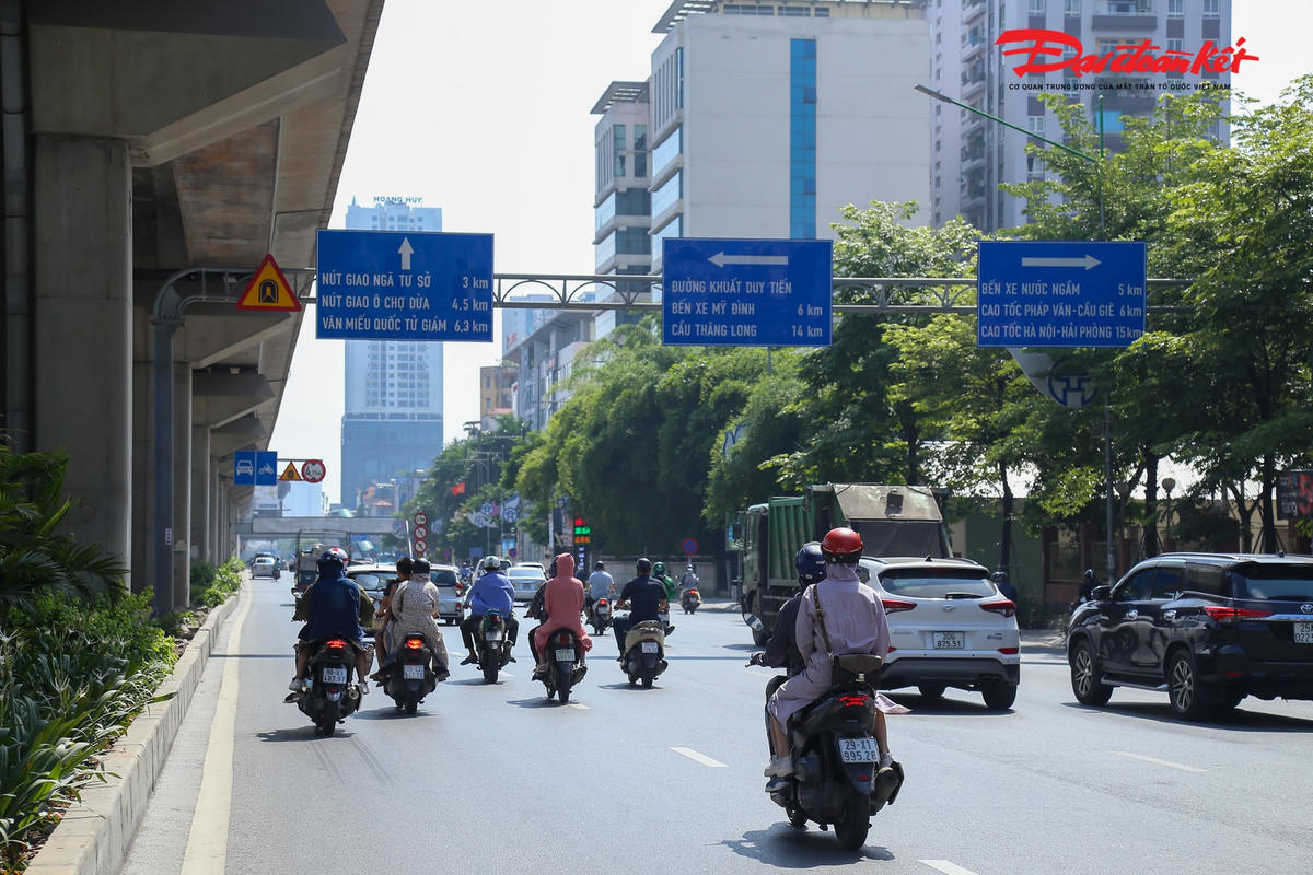 Tuy mặt cắt đường rộng, kèm theo hạ tầng đồng bộ, nhưng hiện các làn xe trên đường Nguyễn Trãi vẫn đang lưu thông theo kiểu hỗn hợp. Vì vậy, các phương tiện chỉ được ngăn cách nhau bằng vạch sơn đứt, biển báo nên các xe máy vẫn ngang nhiên đi vào. 