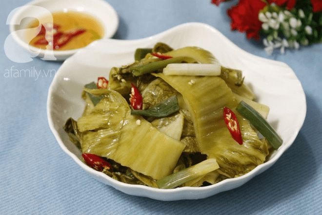 Ăn dưa muối xổi vẫn còn xanh sẽ gây hại cho sức khỏe do lượng vi khuẩn chưa đủ để lên men. Ảnh: Pinterest.