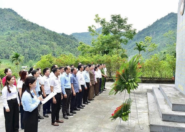 Đoàn công tác Ủy ban Trung ương MTTQ Việt Nam thăm, dâng hoa tại Di tích lịch sử Mặt trận Dân tộc thống nhất Việt Nam, thôn Làng Khây, xã Kiên Đài.