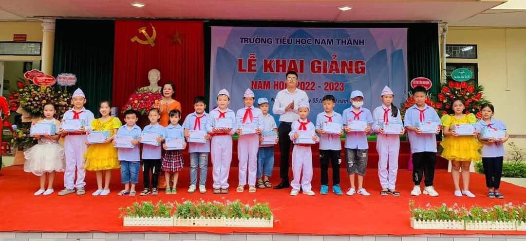 Học sinh Trường tiểu học Nam Thành (TP Ninh Bình) nhận các phần quà của nhà trường.