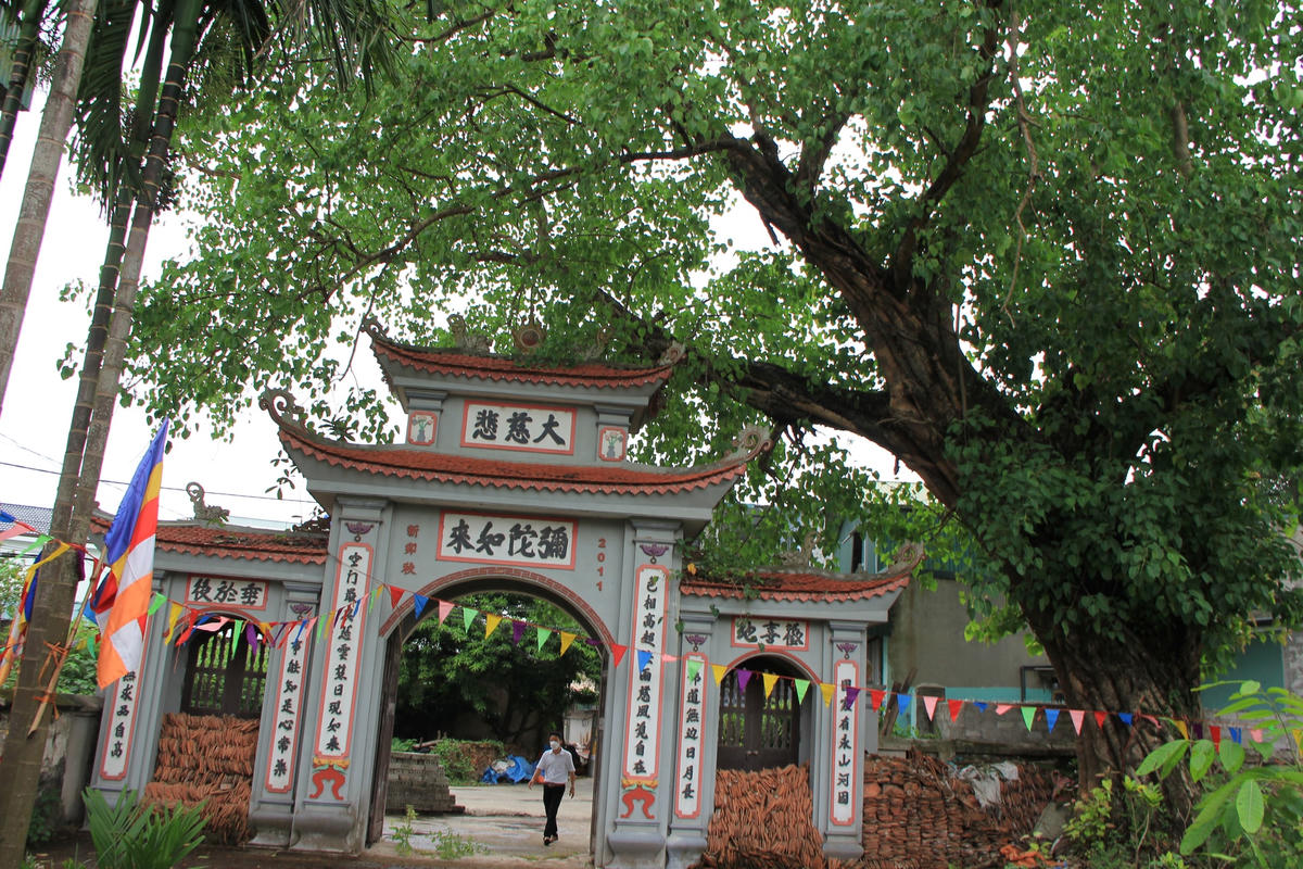 Tam quan được xây mới. 