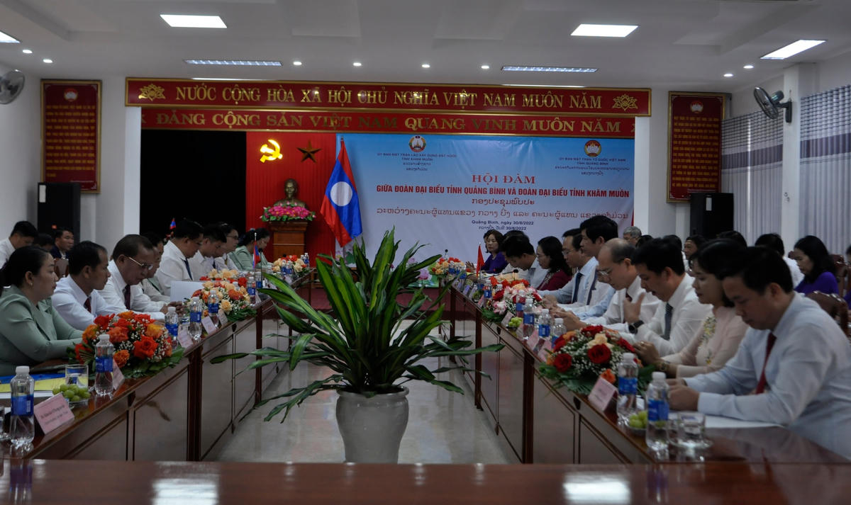 Quang cảnh buổi toạ đàm giữa Mặt trận 2 tỉnh Quảng Bình và Khăm Muộn.