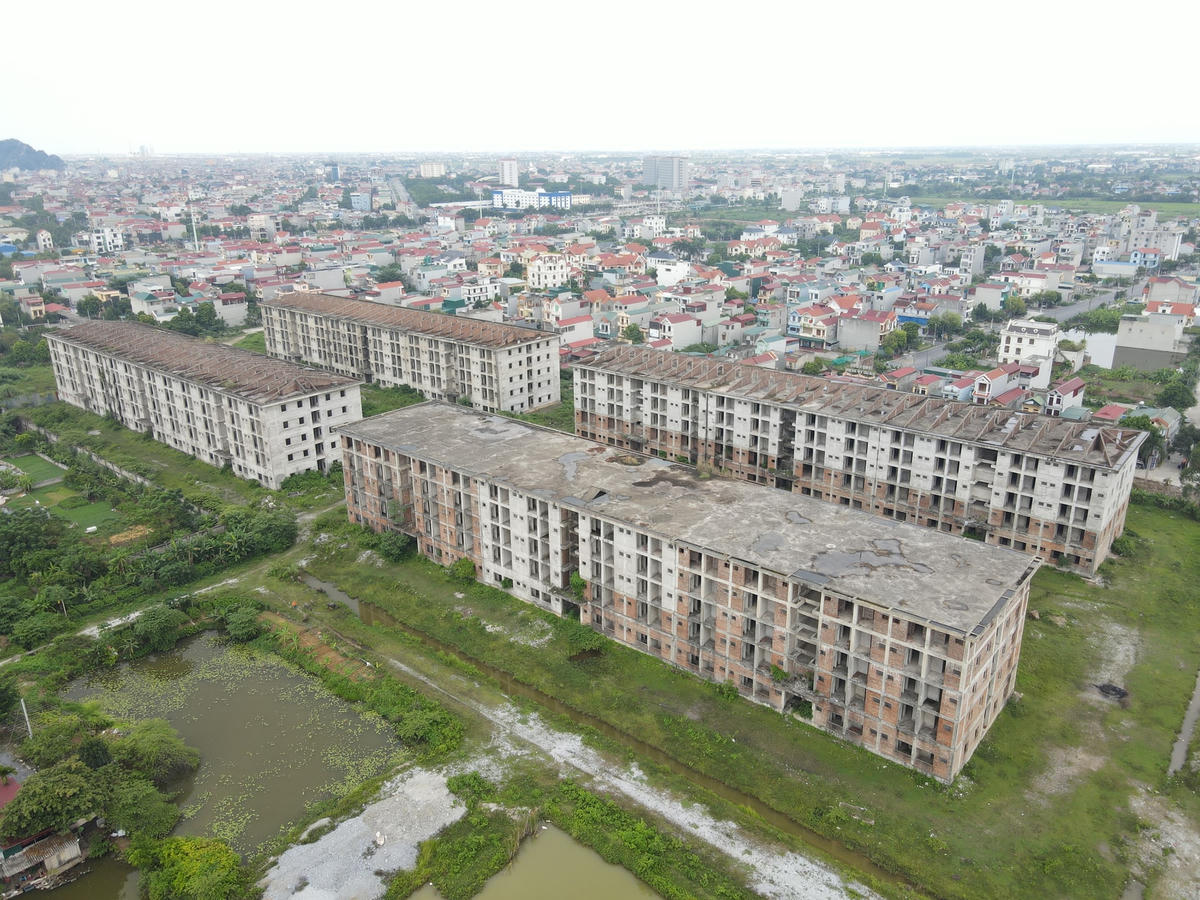 Dự án được triển khai xây dựng trên diện tích đất hơn 11ha, với 4 dãy nhà 5 tầng, diện tích sàn trên 66.000m2, đáp ứng chỗ ở cho hơn 7.600 sinh viên các trường Đại học Hoa Lư, Cao đẳng y tế Ninh Bình và Cao đẳng nghề Lilama.