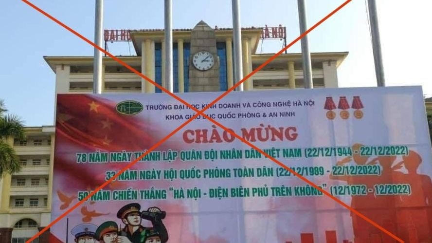 Pano có hình ảnh phông nền cờ nước ngoài đang gây xôn xao dư luận. Ảnh: Mạng xã hội.