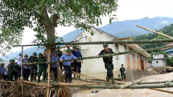 Phó Bí thư Tỉnh ủy, Chủ tịch UBND tỉnh Nghệ An Nguyễn Đức Trung kiểm tra điểm có nguy cơ sạt lở cao tại bản Hòa Sơn