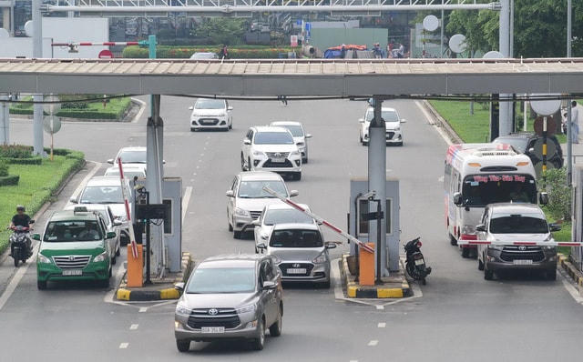Theo TCT Cảng hàng không Việt Nam việc triển khai thu phí không dừng tại cảng hàng không sẽ góp phần tăng cường công khai, minh bạch trong công tác thu phí dừng đỗ xe đón trả khách. Ảnh minh họa.