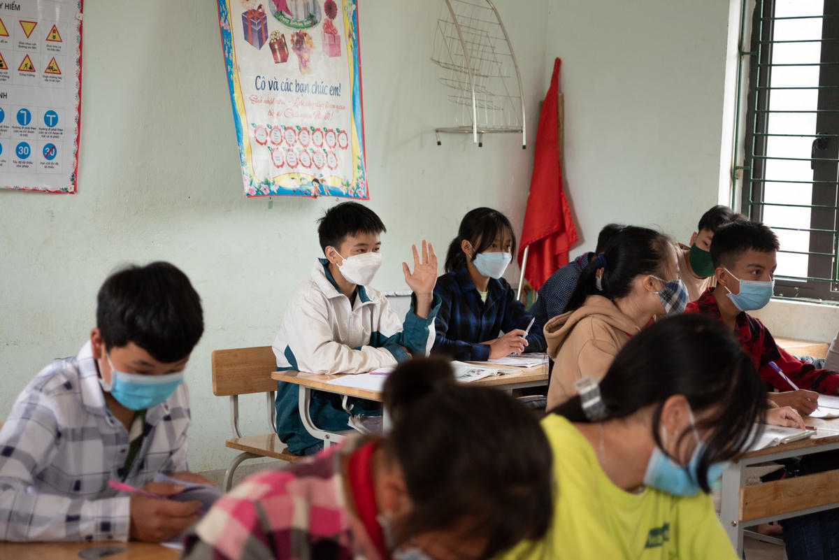 Cô Nguyễn Thị Thùy (GVCN của Lương) cho biết, chưa bao giờ cô phải đến nhà vận động đi học dù hoàn cảnh gia đình khó khăn, cô cũng bất ngờ với sự thay đổi của em: “Từ lớp 6 thì bạn ý có thể gọi là học được nhưng ý thức lại chưa tốt, vẫn còn nghịch, nhưng đến lớp 8 tâm sinh lí như thay đổi hoàn toàn. Bố mẹ ở xa, không hay hỏi han và quan tâm nhưng chị thấy bạn ấy ngoan và người lớn hẳn lên. Tình cảnh chung ở trong trường các bạn đều có bố mẹ đi làm xa nhưng một số bạn vẫn còn chưa cố gắng trong học tập. Ở trên lớp, em là một trong những bạn hay hăng hái phát biểu trong mỗi giờ học".