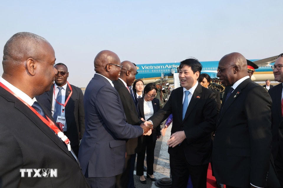 Các quan chức Angola đón Chủ tịch nước Lương Cường và Phu nhân tại sân bay quốc tế Quatro de Fevereiro, thủ đô Luanda. (Ảnh: Lâm Khánh/TTXVN)