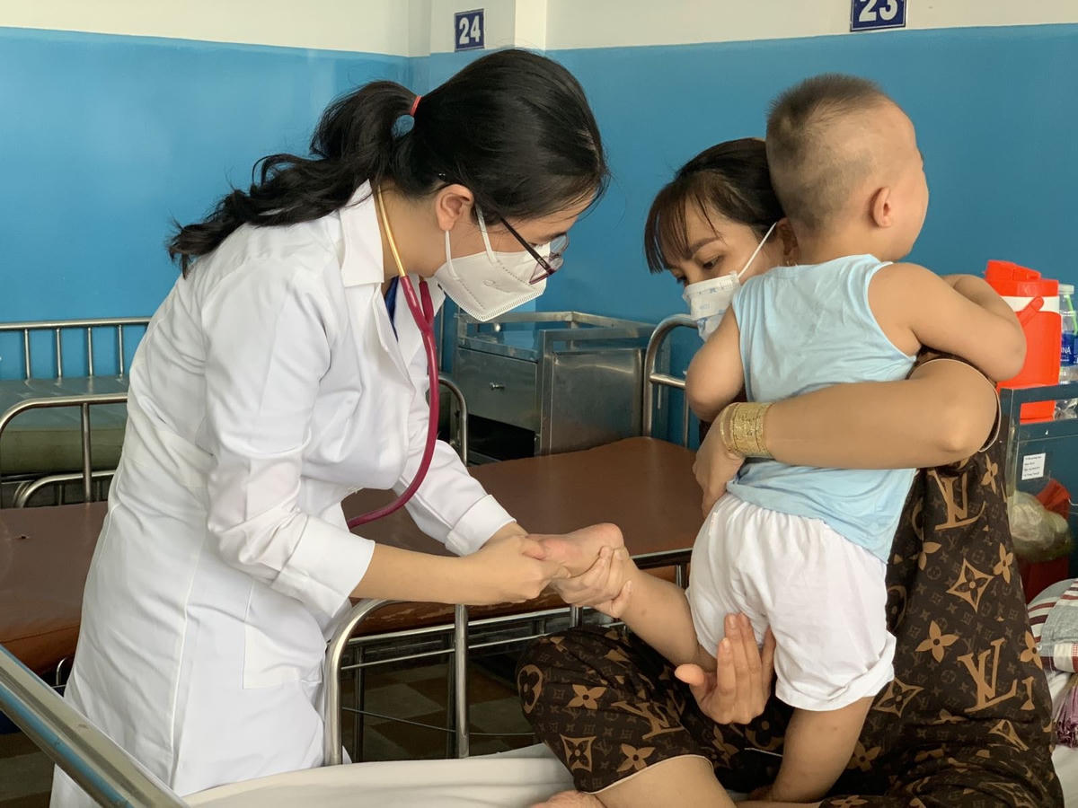 Thăm, khám cho bệnh nhi mắc tay chân miệng. Ảnh: TL.
