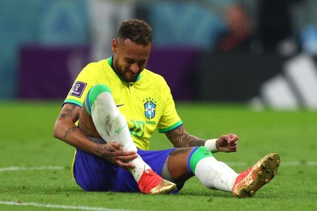 Vẻ mặt đau đớn của Neymar khi dính chấn thương.