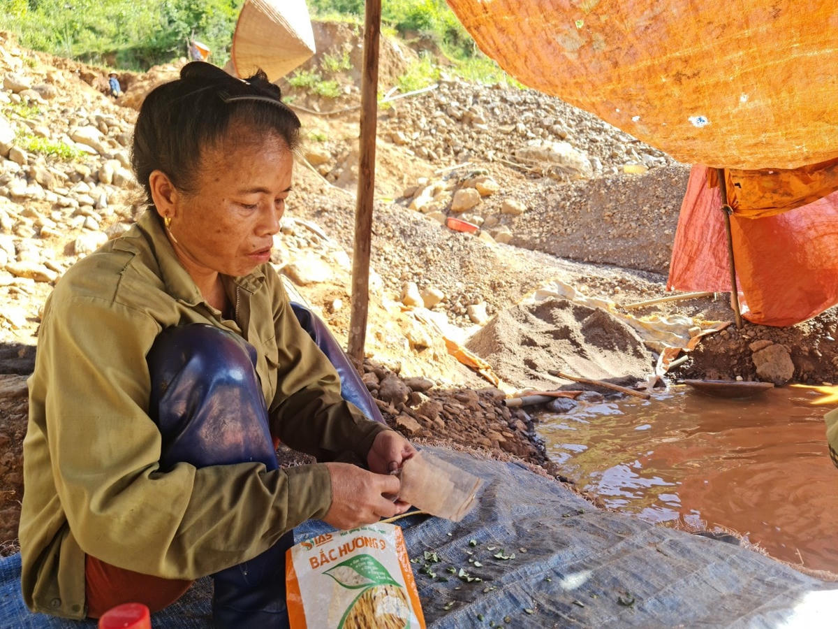 Niềm vui khi lớp quặng đen được đưa lên khỏi lòng đất. Ảnh: Điền Bắc.